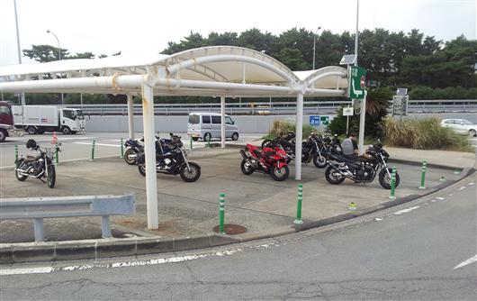 西湘 PA のバイク駐輪場