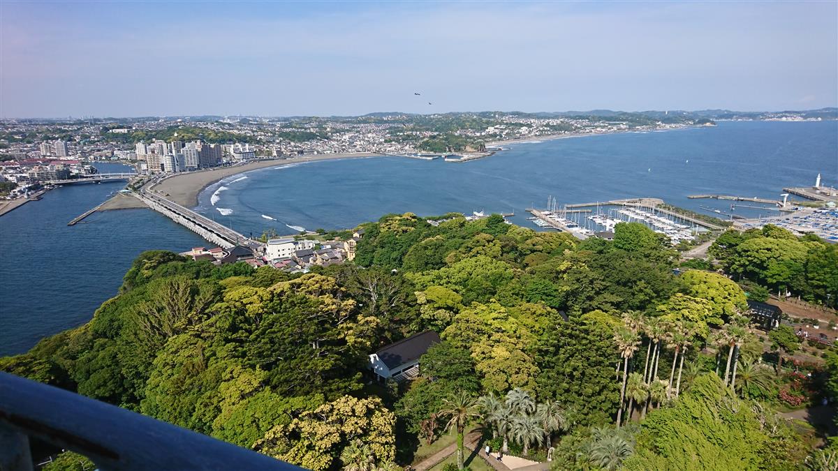 展望台から撮った江ノ島大橋とヨットハーバー