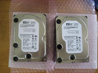 増設した Western Digital 社の 640GB HDD 2 台。