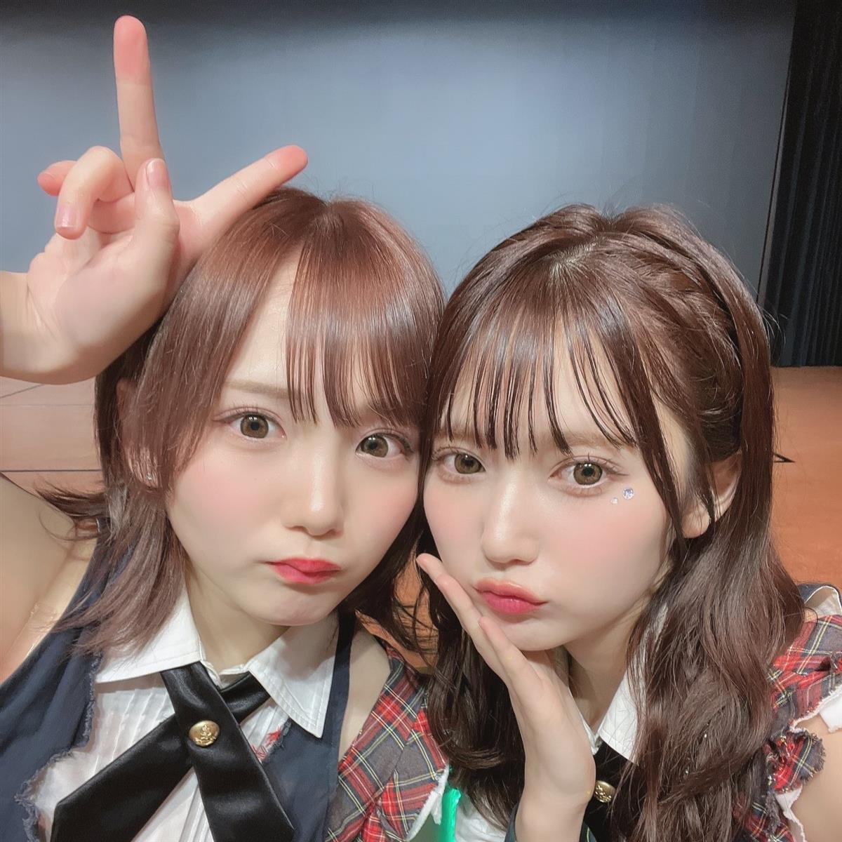 田口愛佳(左)と鈴木くるみ