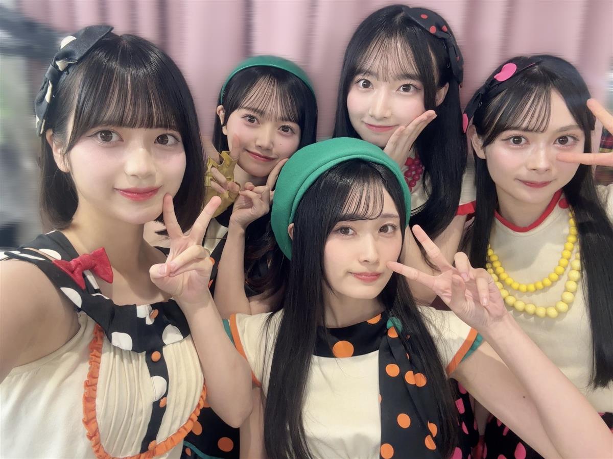 川村結衣(左端)と同期メンバー