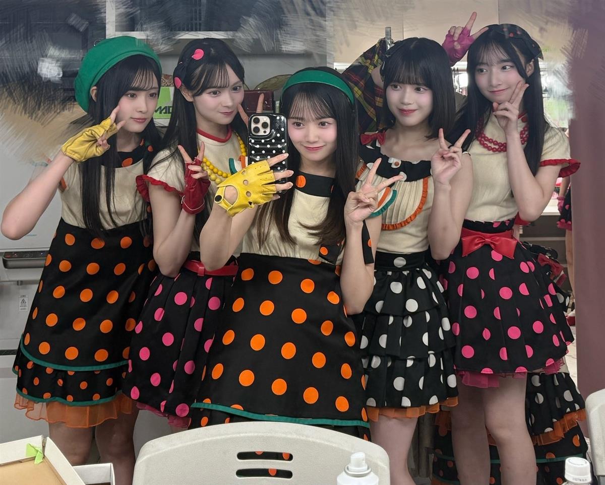 花田藍衣(中央)と同期メンバー