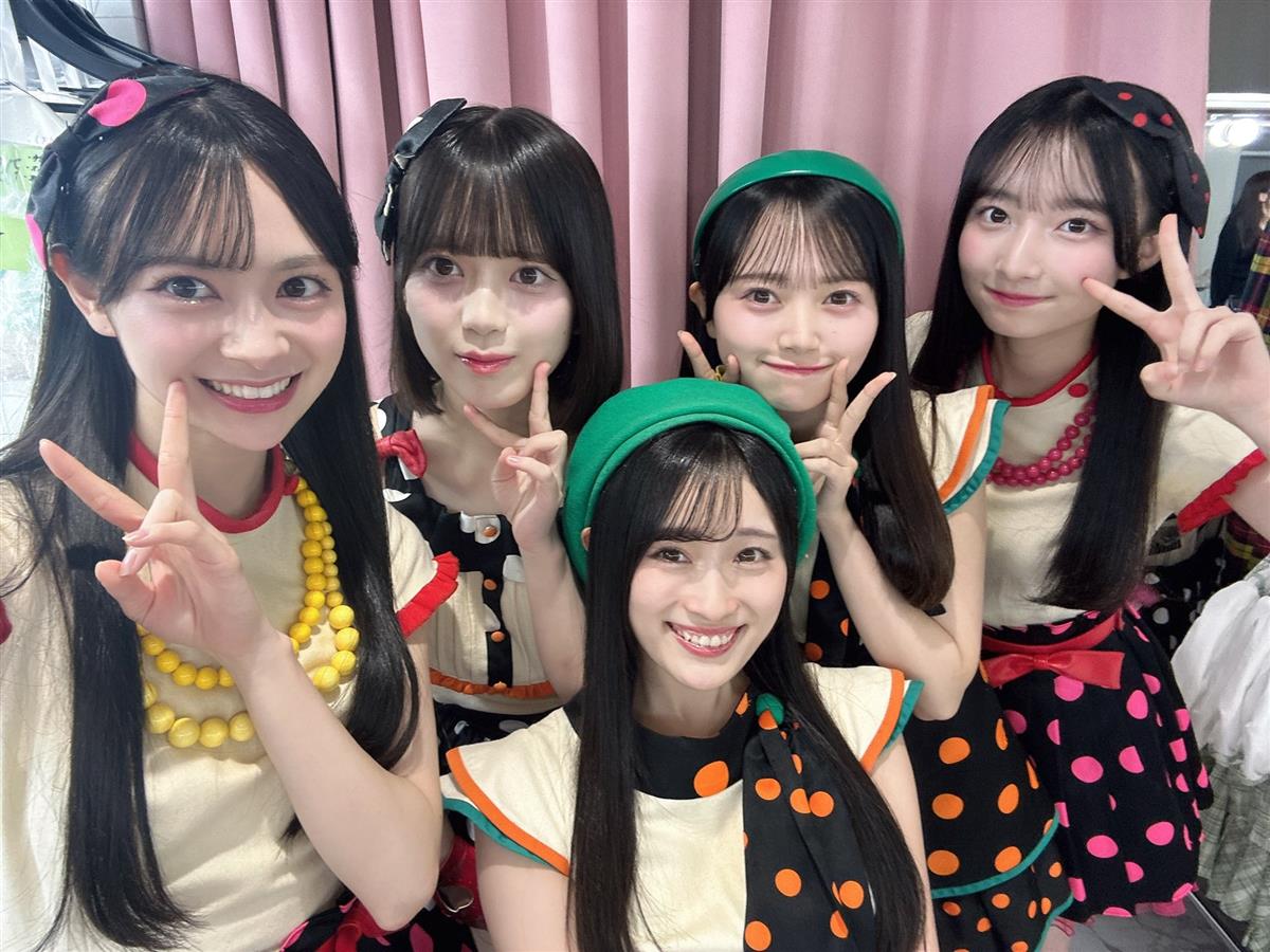 伊藤百花(左端)と同期メンバー