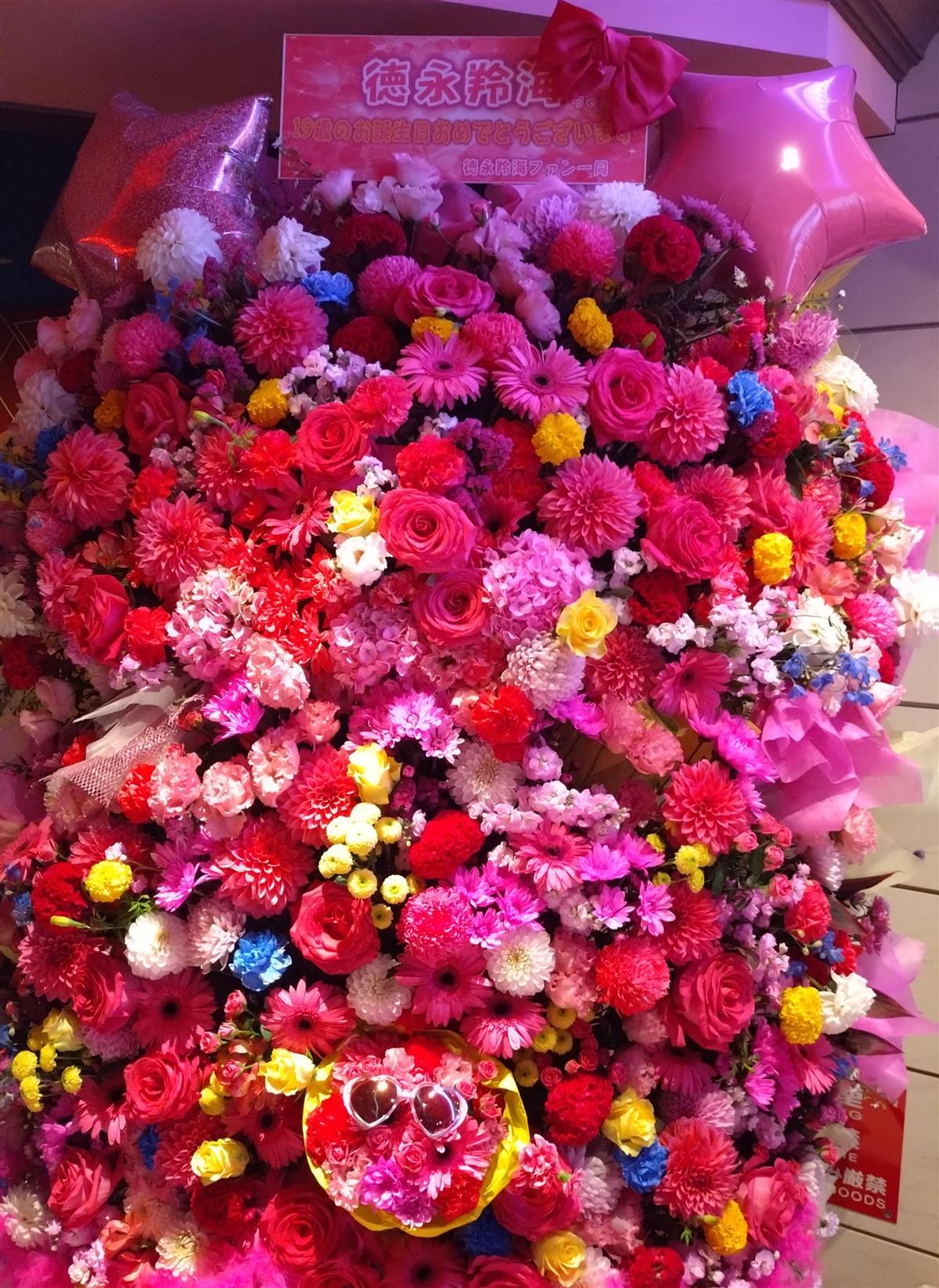 フラワースタンドと坂川さん フラワースタンドと坂川さん