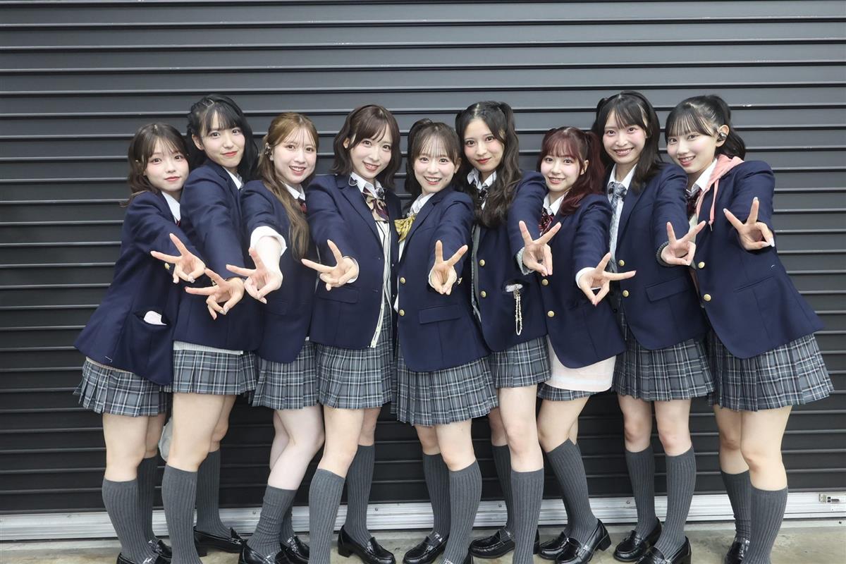 チーム 8 メンバーの集合写真