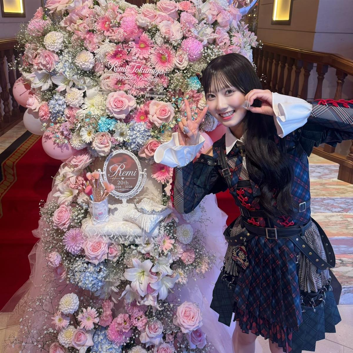 生誕祭を祝うフラワースタンドと徳永さん